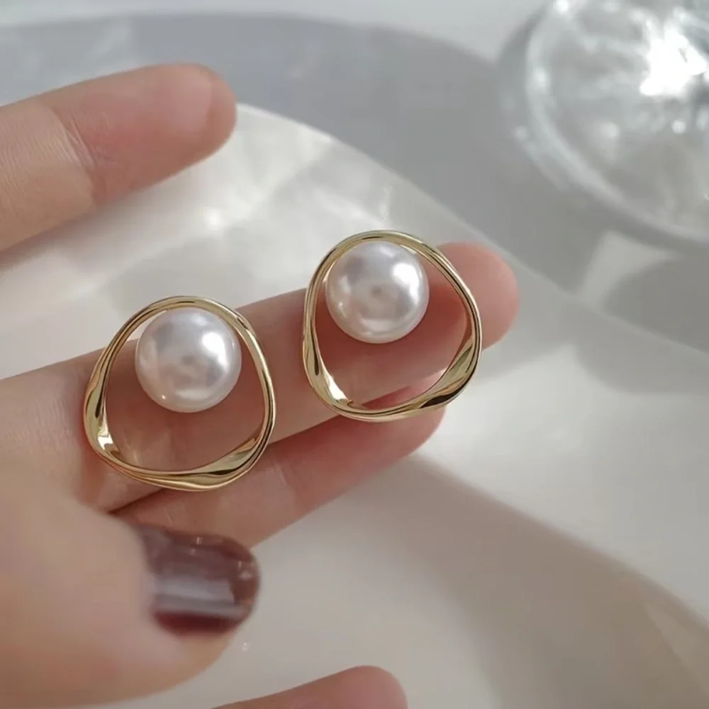 Elegant Gold and Pearl Earrings
